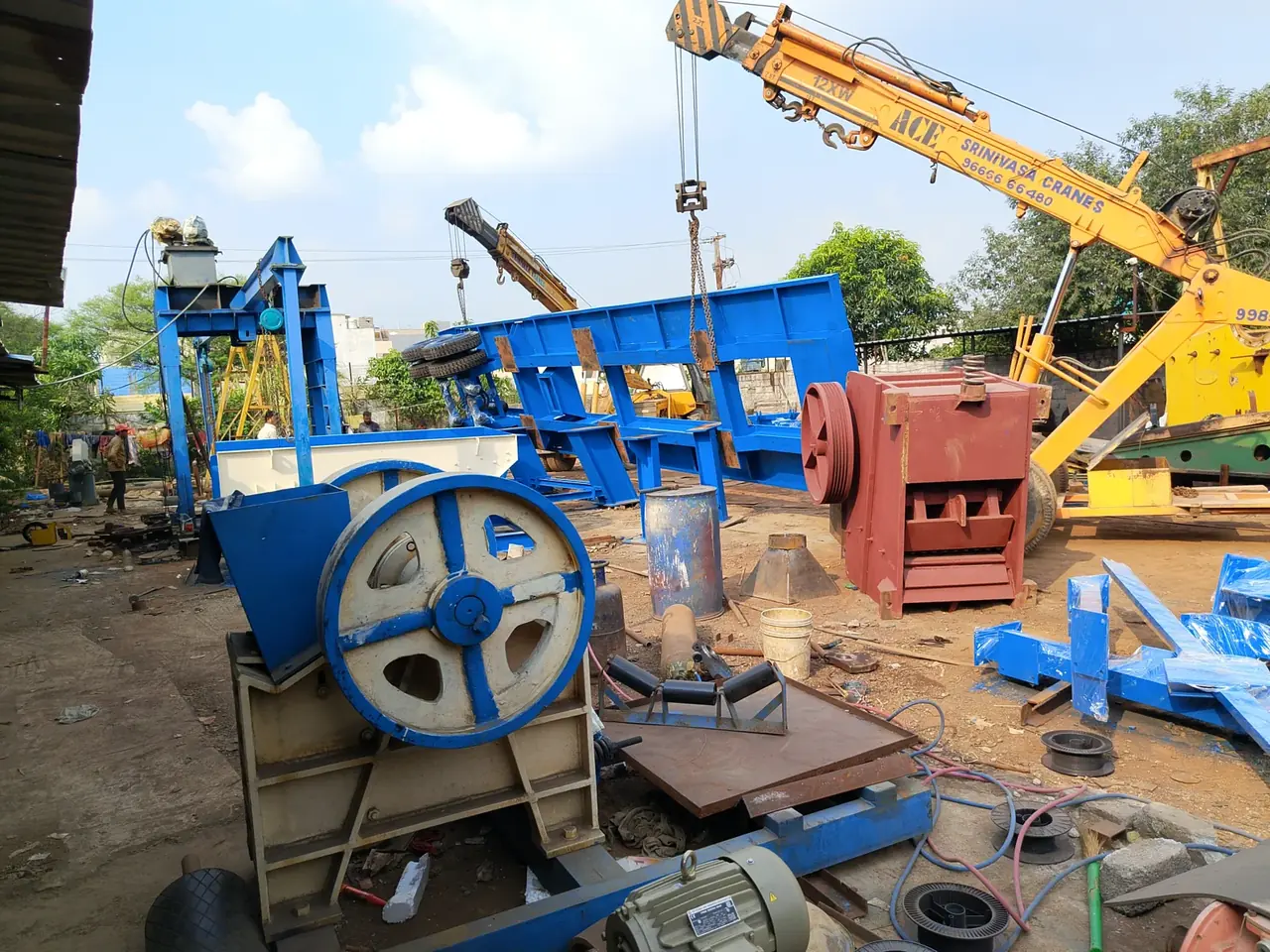 Jaw crusher being installed at a crusher plant by SREW Projects