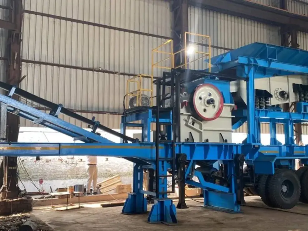 Mobile stone crusher plant with jaw crusher and screen by SREW Projects