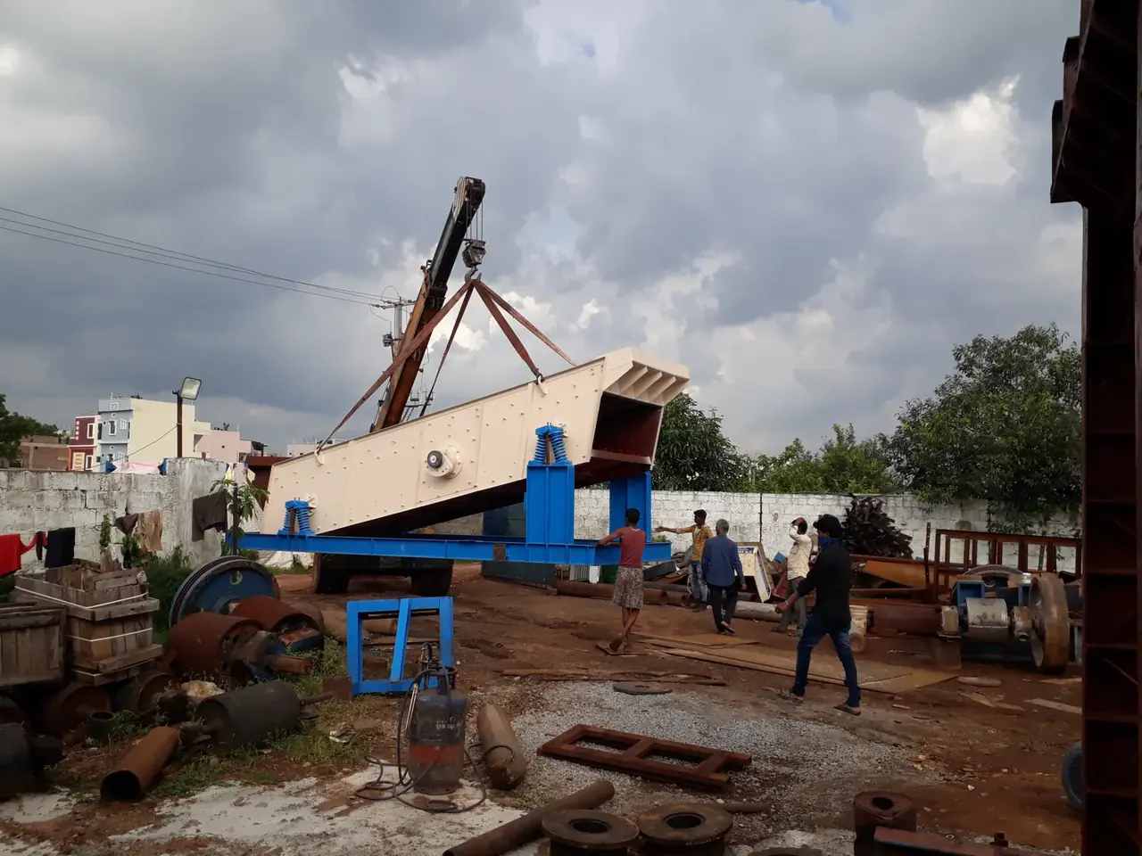 Vibrating screen installation at a customer site
