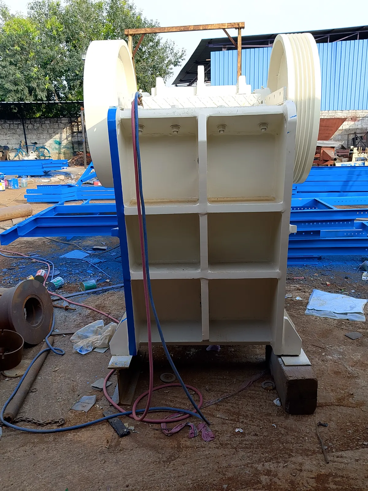 Primary jaw crusher for breaking concrete slabs