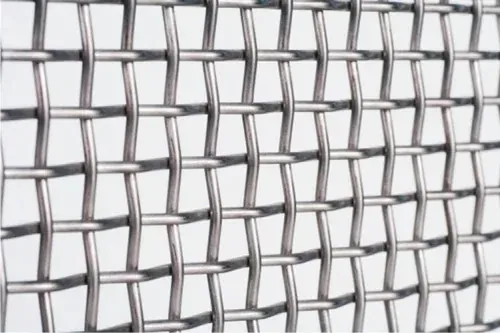 Woven wire mesh for a vibrating screen deck